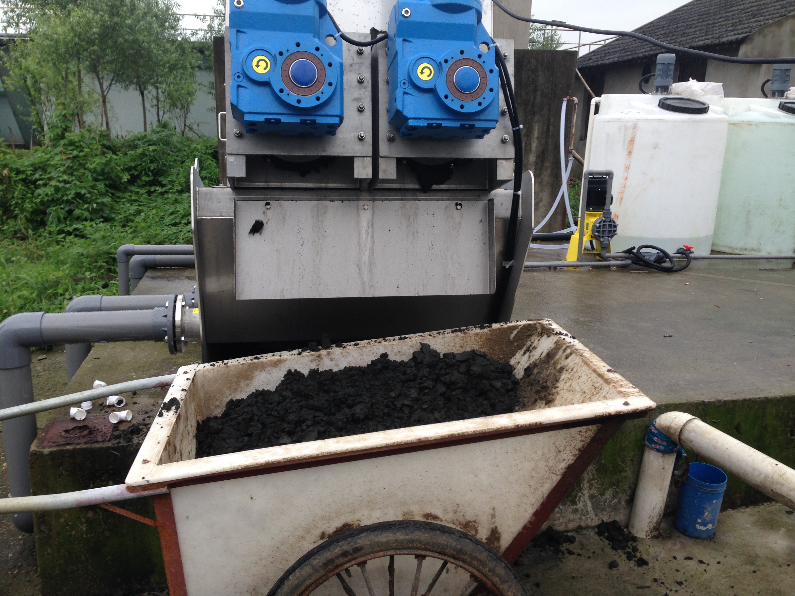 Principle and Advantages of the Screw Sludge Dewatering Machine