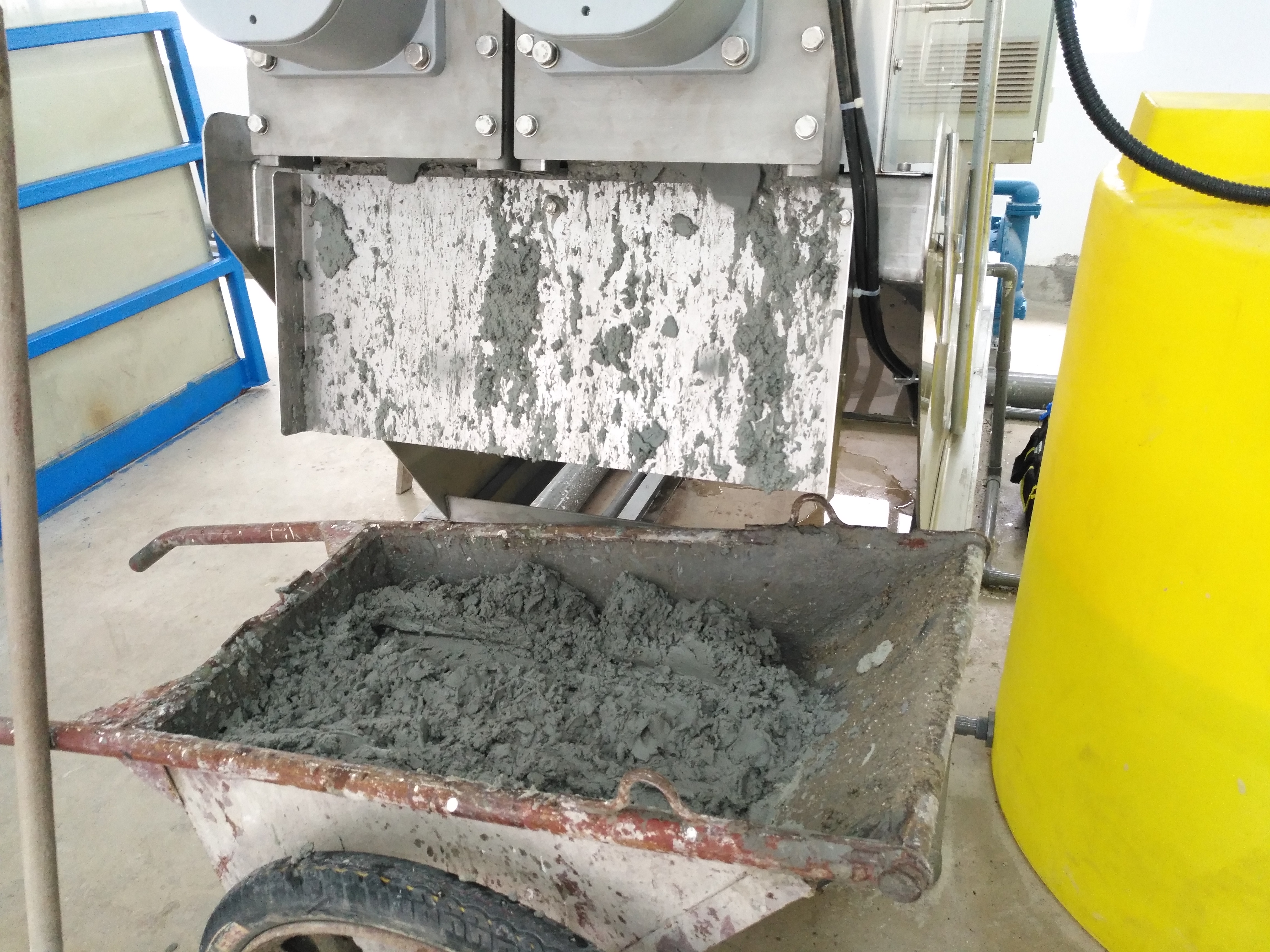 福建中粮制罐出泥1