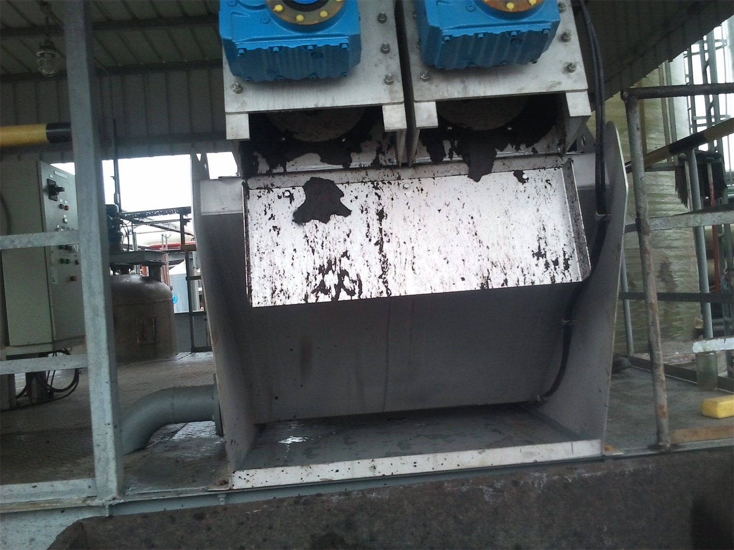 The application of stacked screw sludge dewatering machine in different industries.